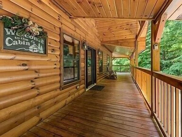 Terrace/patio - NEWLY RENOVATED 4 br, Beautiful Views, Game Room, Theater Room, Sleeps 12 (Sevierville)