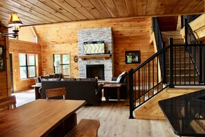 Smart TV, table football - NEWLY RENOVATED 4 br, Beautiful Views, Game Room, Theater Room, Sleeps 12 (Sevierville)