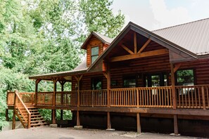 Exterior - NEWLY RENOVATED 4 br, Beautiful Views, Game Room, Theater Room, Sleeps 12 (Sevierville)