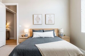 4 soverom, skrivebord, strykejern/-brett og reiseseng for barn