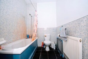 Shower, hair dryer, towels, soap - 4 Bedroom Flat in London (London)