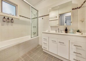 Combined shower/bathtub, towels - Millie's Retreat, Bright (Bright)