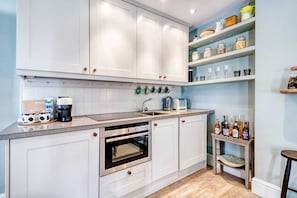 Fridge, oven, stovetop, coffee/tea maker