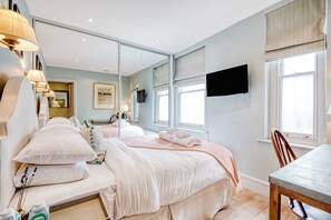 1 bedroom, desk, WiFi, bed sheets