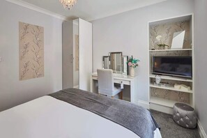 2 室のベッドルーム、デスク、アイロン / ア  イロン台、WiFi (無料)