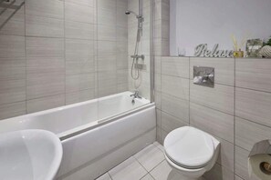 Bathtub, hair dryer, towels, shampoo - Host & Stay | Brooklands Timeless (Scarborough)