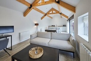 Televisio, takka, työhuone