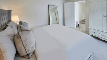 2 bedrooms, desk, iron/ironing board, travel cot