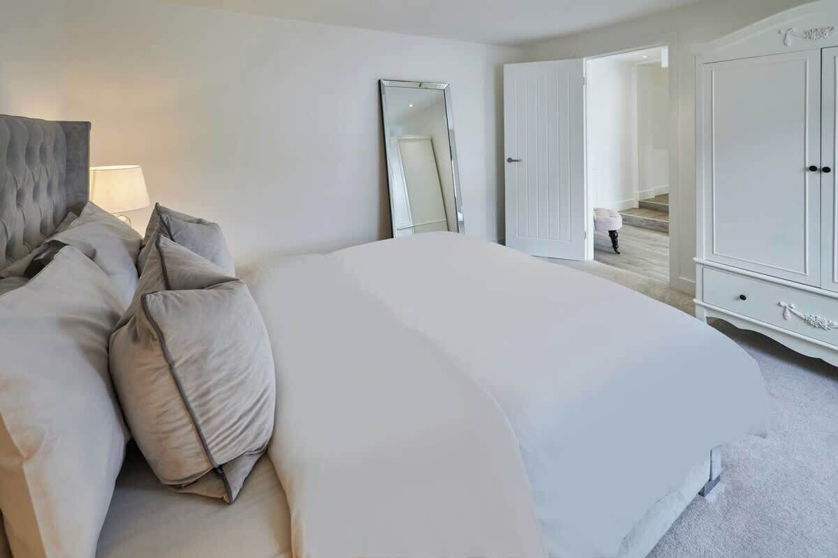 2 chambres, bureau, fer et planche à repasser, lit parapluie