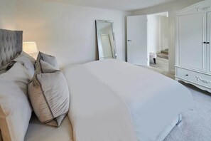 2 makuuhuonetta, työpöytä, silitysrauta/-lauta, vauvan matkasänky