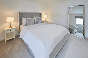 2 soverom, skrivebord, strykejern/-brett og reiseseng for barn