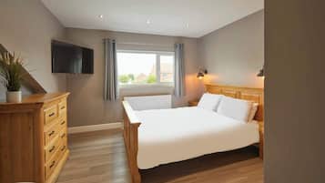 2 bedrooms, desk, iron/ironing board, travel crib