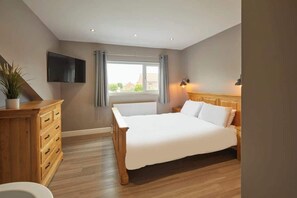 2 slaapkamers, een bureau, een strijkplank/strijkijzer, reisbedje