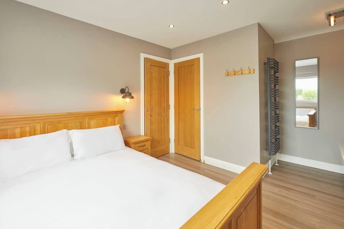 2 室のベッドルーム、デスク、アイロン / アイロン台、旅行用ベビーベッド