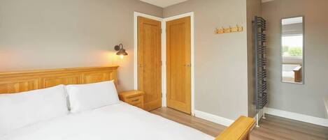 2 bedrooms, desk, iron/ironing board, travel cot