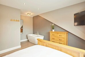 2 bedrooms, desk, iron/ironing board, travel crib