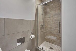 Badekar, hårtørrer, håndklæder, Shampoo