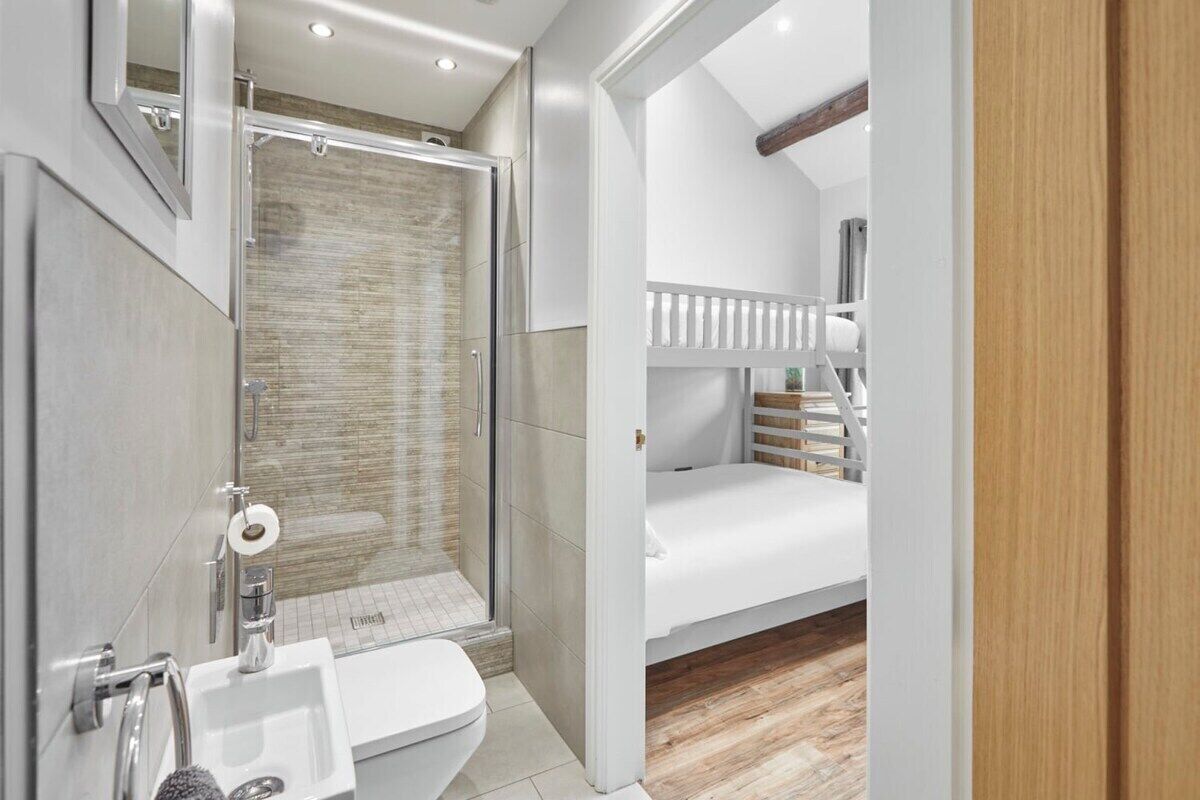 2 habitaciones, escritorio y tabla de planchar con plancha 