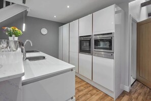 冷蔵庫、電子レンジ、オーブン、コンロ