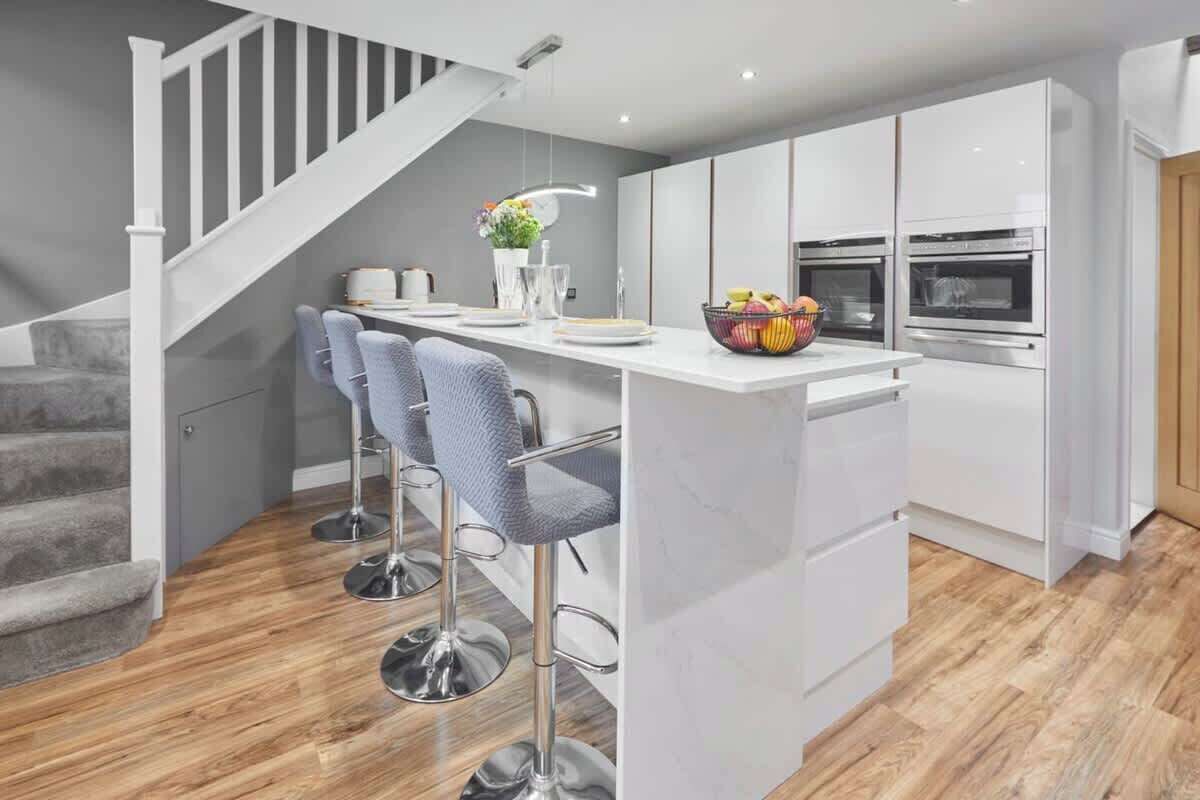 冷蔵庫、電子レンジ、オーブン、コンロ