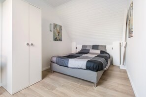 2 bedrooms, iron/ironing board, travel cot, free WiFi