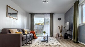 Ein modernes Wohnzimmer mit Sofa, Couchtisch und TV-Schrank.