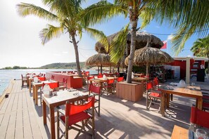 Outdoor dining - Spanish Water Apartments - Premium (Sint Willibrordus)