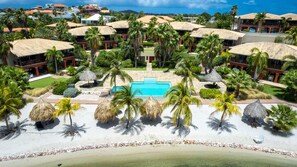 An infinity pool - Spanish Water Apartments - Premium (Sint Willibrordus)