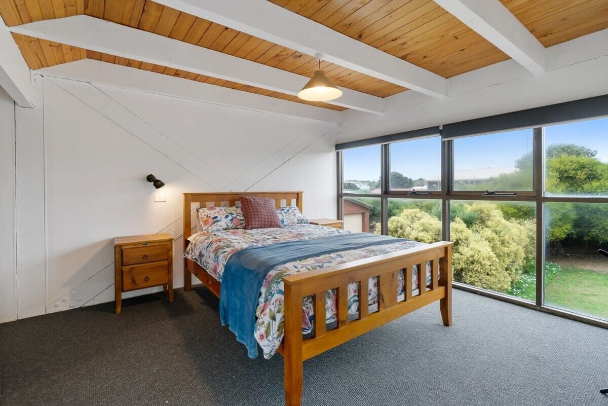 4 bedrooms, iron/ironing board, WiFi
