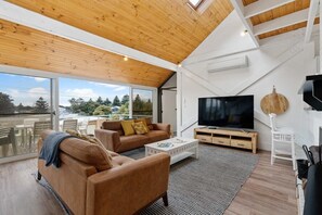 TV, fireplace, books - The Glass House 103 Bristow-Smith Ave Goolwa South (Goolwa South)