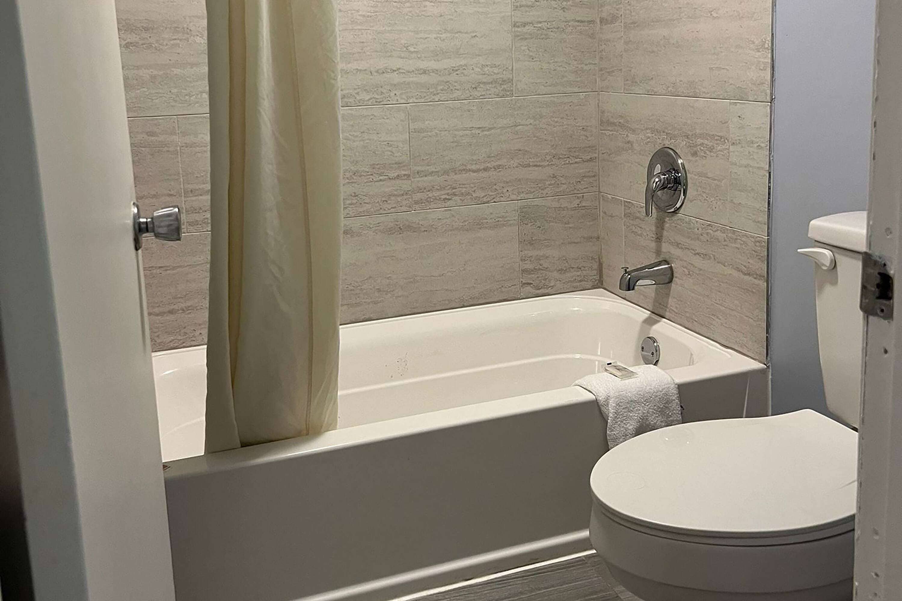 Combined shower/tub, rainfall showerhead, free toiletries, hair dryer