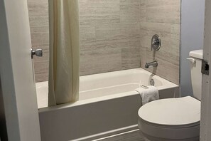 Combined shower/tub, rainfall showerhead, free toiletries, hair dryer