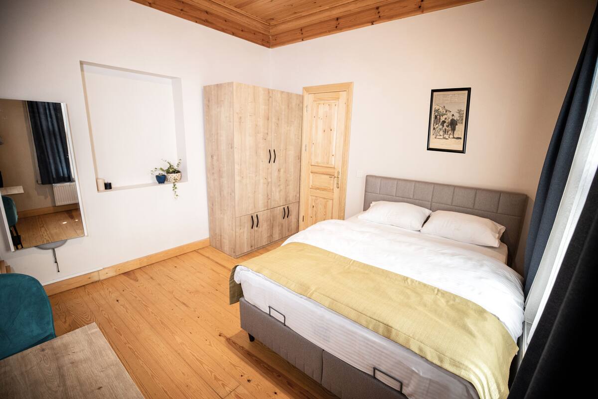 2 bedrooms, desk, laptop workspace, soundproofing