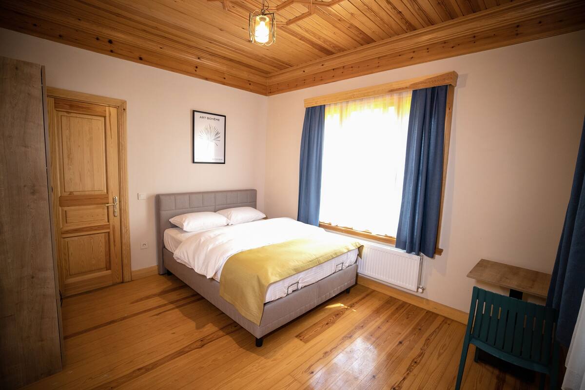 2 bedrooms, desk, laptop workspace, soundproofing