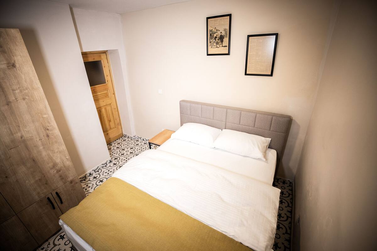 2 bedrooms, desk, laptop workspace, soundproofing