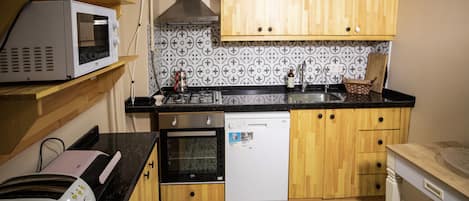 Comfort Apartment, Non Smoking, City View | Private kitchen