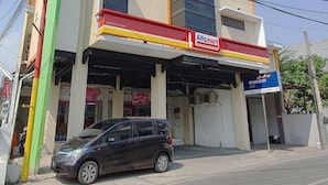 A multi-story building with a storefront for Alimart and Mandin ATM. - Kaja Guest House by Pesen Kamar (Malang)