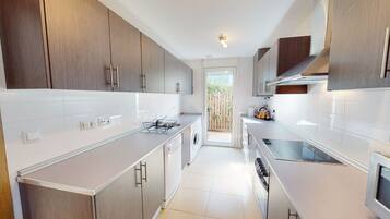 Refrigerador, microondas, horno y tetera eléctrica