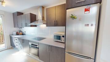 Refrigerador, microondas, horno y tetera eléctrica