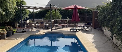 Una piscina al aire libre, una piscina climatizada