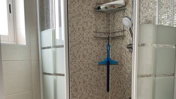 Een douche, een haardroger, handdoeken, zeep