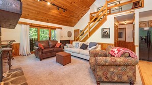 Smart TV, fireplace - Private Dog Friendly Mountain Cabin w/ Hot Tub (Oakland)