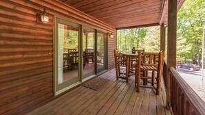Outdoor dining - Private Dog Friendly Mountain Cabin w/ Hot Tub (Oakland)