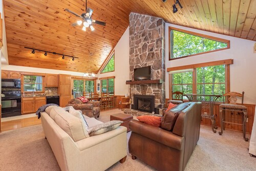 Private Dog Friendly Mountain Cabin w/ Hot Tub