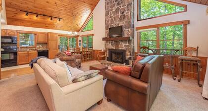 Private Dog Friendly Mountain Cabin w/ Hot Tub