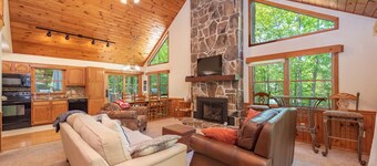 Private Dog Friendly Mountain Cabin w/ Hot Tub