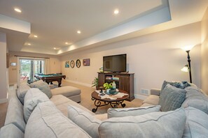 Smart TV y chimenea 