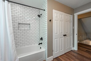 Shower, hair dryer, towels - Modern Dog Friendly Cabin w/ Pool & Hot Tub (Oakland)