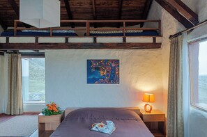 Premium bedding, down comforters, pillowtop beds, in-room safe - Hotel Tambopaxi (Machachi)