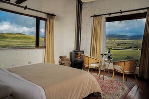 Premium bedding, down duvets, pillow-top beds, in-room safe - Hotel Tambopaxi (Machachi)